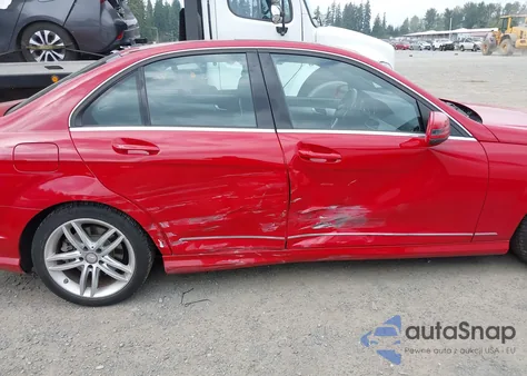 2013 Mercedes-Benz C 300 Sport 4Matic z USA, uszkodzony, nr VIN WDDGF8AB8DR265008